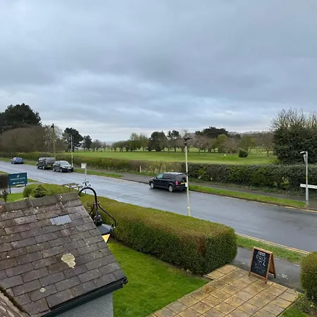 Ivanhoe Hotel *